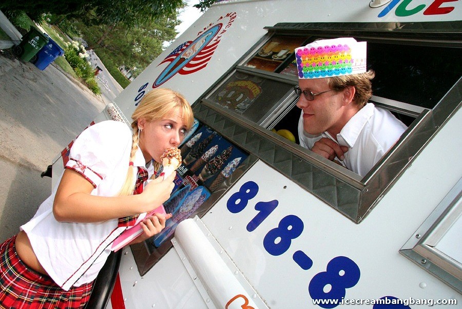 Blondes Teenie gibt ihre rosa Möse im Austausch für Eiscreme her
 #78654098