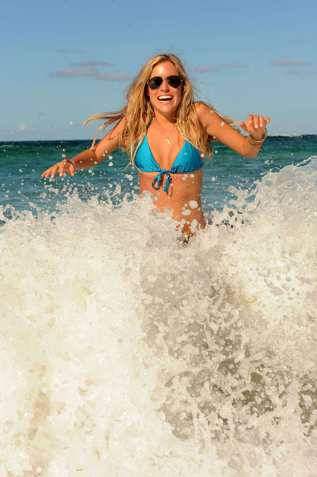 Kristin cavallari disfrutando en la playa y mostrando su cuerpo sexy y caliente en bikini
 #75375029
