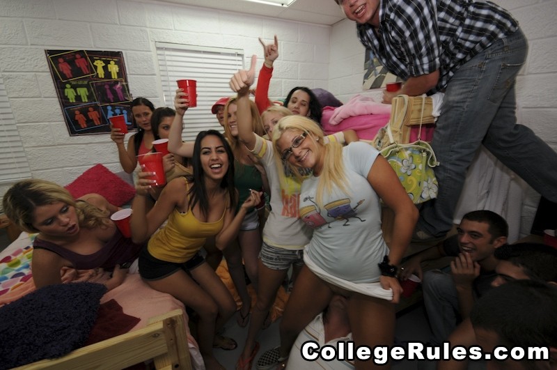 Las universitarias están desnudas en la fiesta dando mamadas
 #74524636