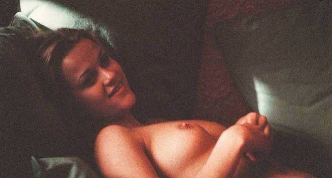 L'actrice mignonne Reese Witherspoon au début de ses photos topless
 #72740317