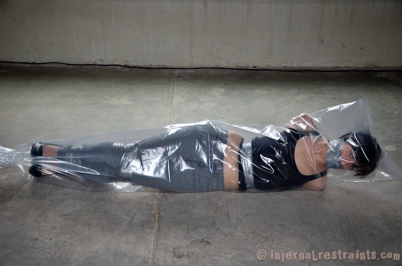 エリス・グレイブスがボックス・ファックされ、ラテックス・マスクで体を締め付けられる
 #72035174