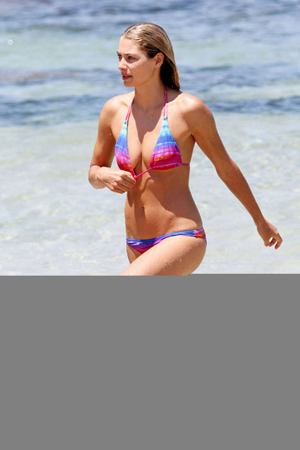 Jessica hart guardando caldo e sexy nel suo bikini colorato e bello
 #75368401
