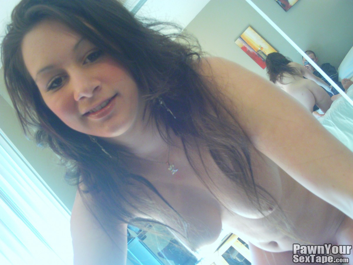 Une jolie Canadienne amateur prend des photos de son cul nu et pétillant dans un miroir.
 #79351503