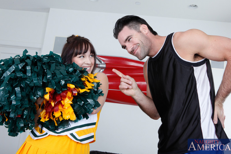 Lindy zeigt charles ihre Cheerleading-Moves auf dem Boden
 #74191416