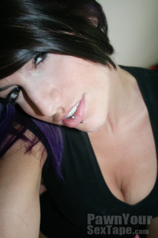 Vibrator wird tief in Punk Babe's Loch eingebettet
 #68148974