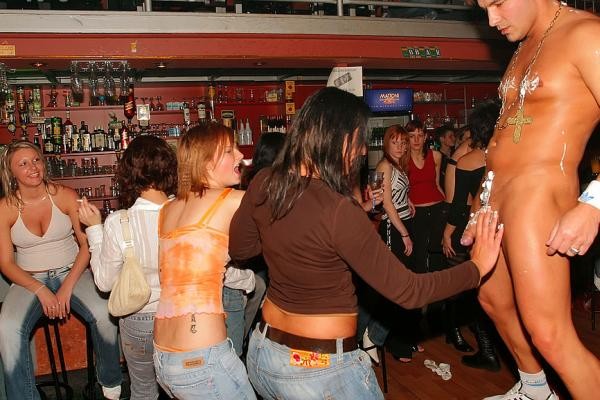 Giovani ubriachi succhiano il cazzo sul palco in una gangbang
 #76881078