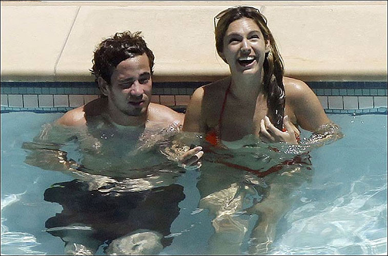 Kelly Brook in posa topless sulla spiaggia e nudo in bagno e in calze sexy
 #75382096