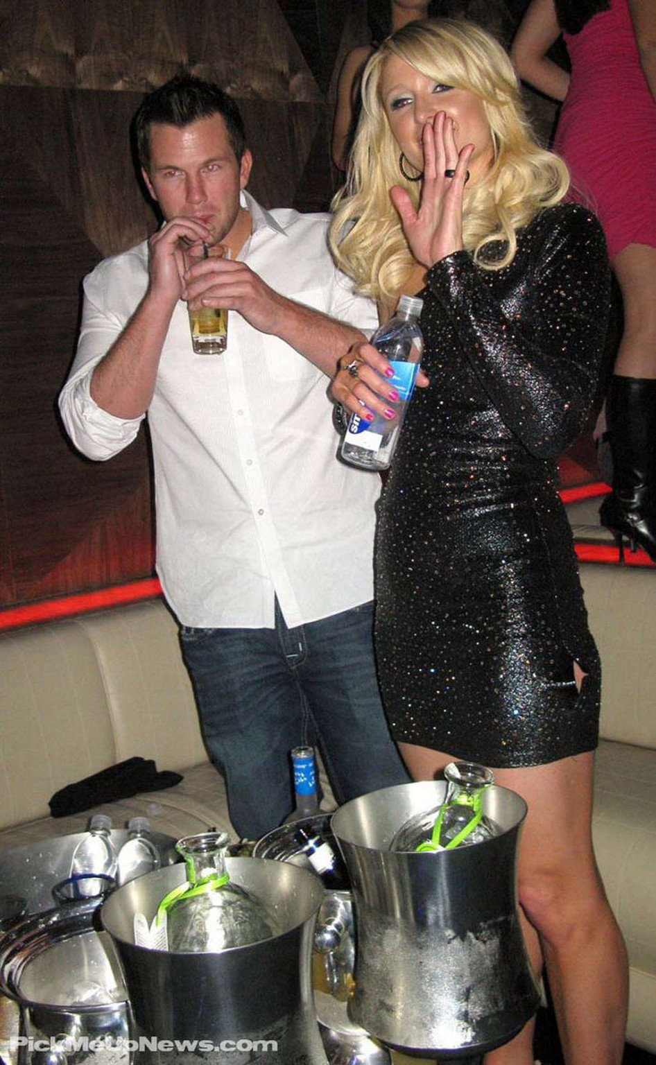 Paris Hilton godendo sulla festa e mostrando il suo corpo sexy
 #75359919