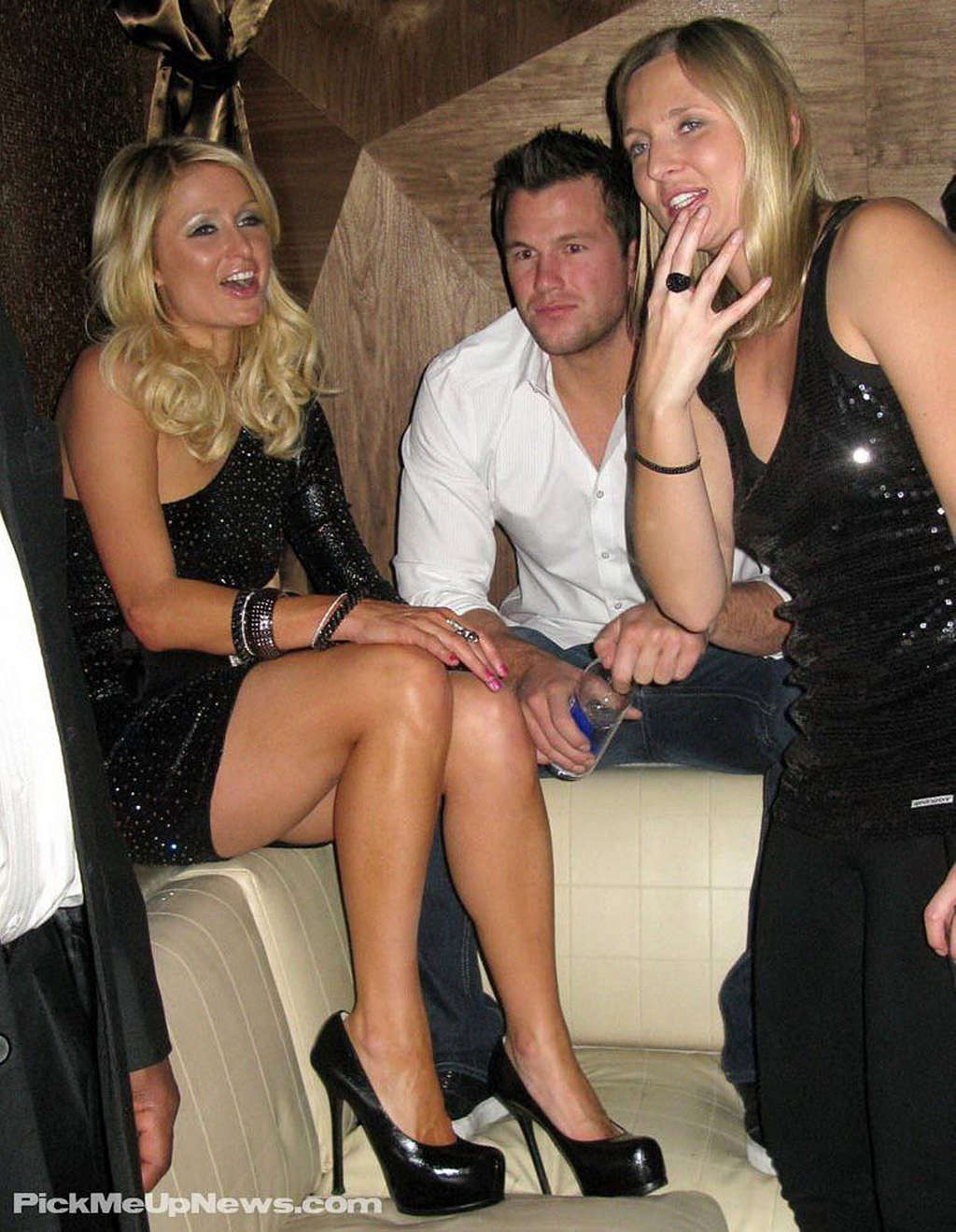 Paris Hilton s'amusant en soirée et montrant son corps sexy
 #75359935