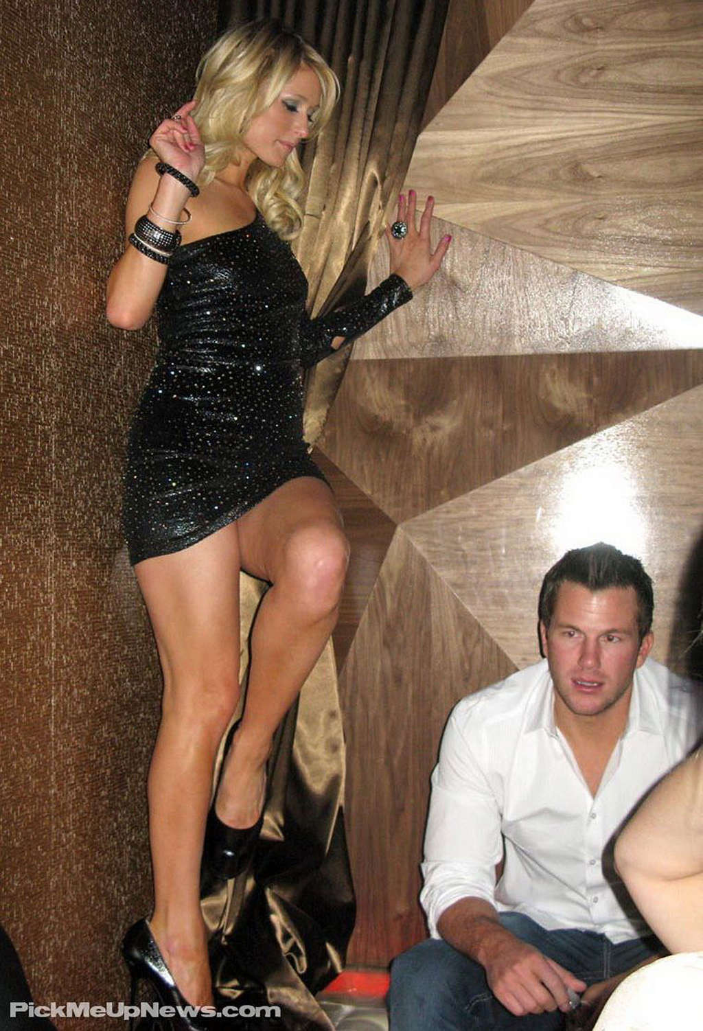 Paris Hilton s'amusant en soirée et montrant son corps sexy
 #75359948