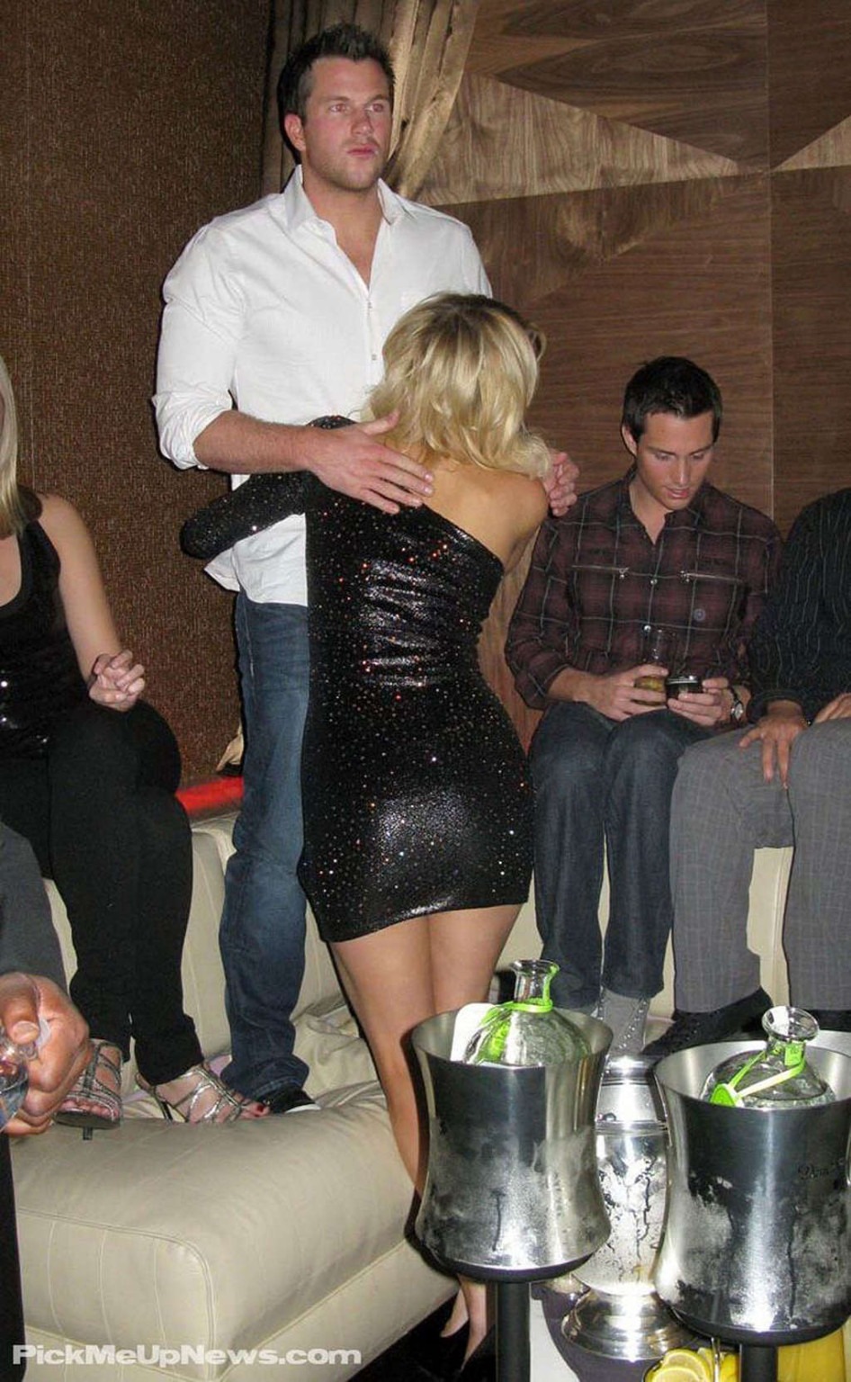 Paris Hilton s'amusant en soirée et montrant son corps sexy
 #75359955