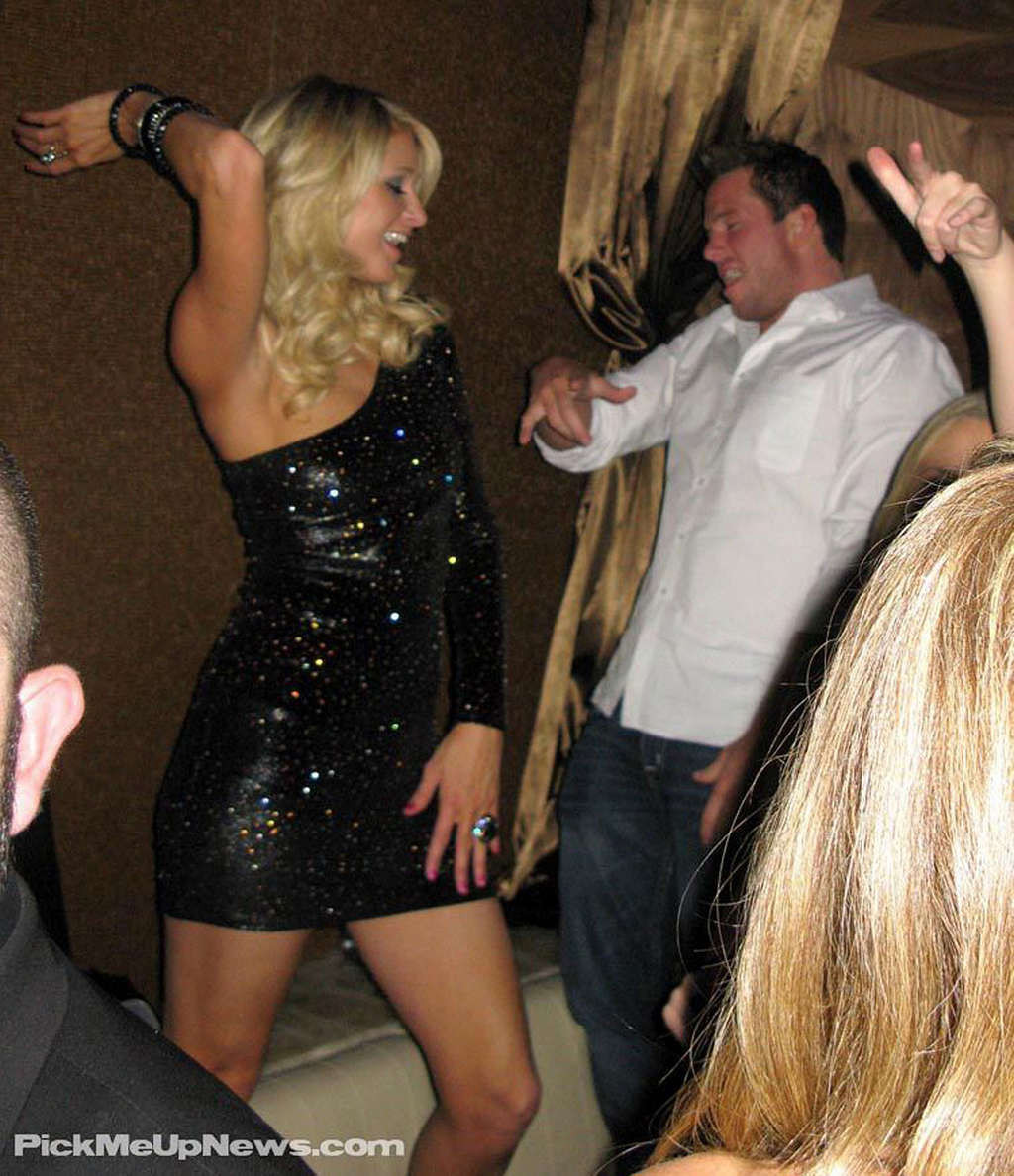 Paris Hilton s'amusant en soirée et montrant son corps sexy
 #75360004