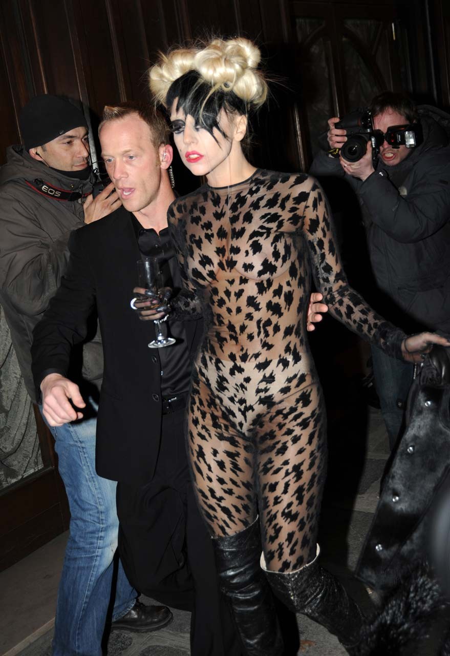Lady gaga montrant ses gros seins dans une tenue transparente en léopard photo paparazzi
 #75315518