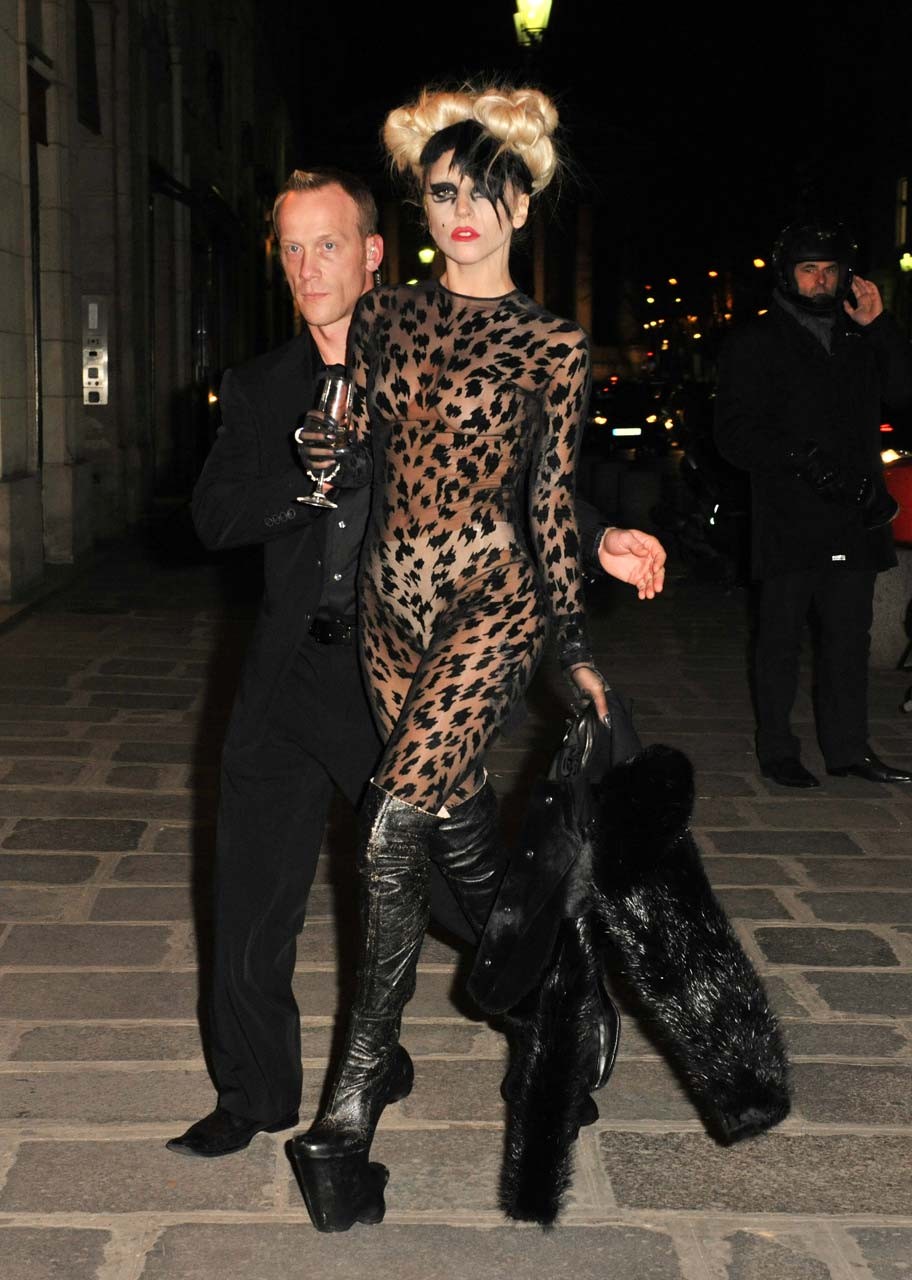 Lady gaga montrant ses gros seins dans une tenue transparente en léopard photo paparazzi
 #75315546