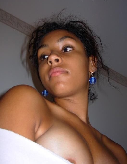 Hot ebony teen mostra le sue tette per la macchina fotografica
 #73353145