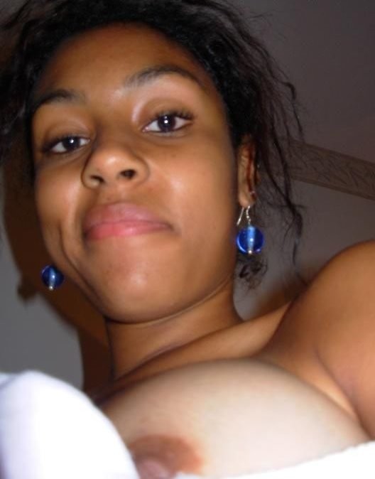 Hot ebony teen mostra le sue tette per la macchina fotografica
 #73353159