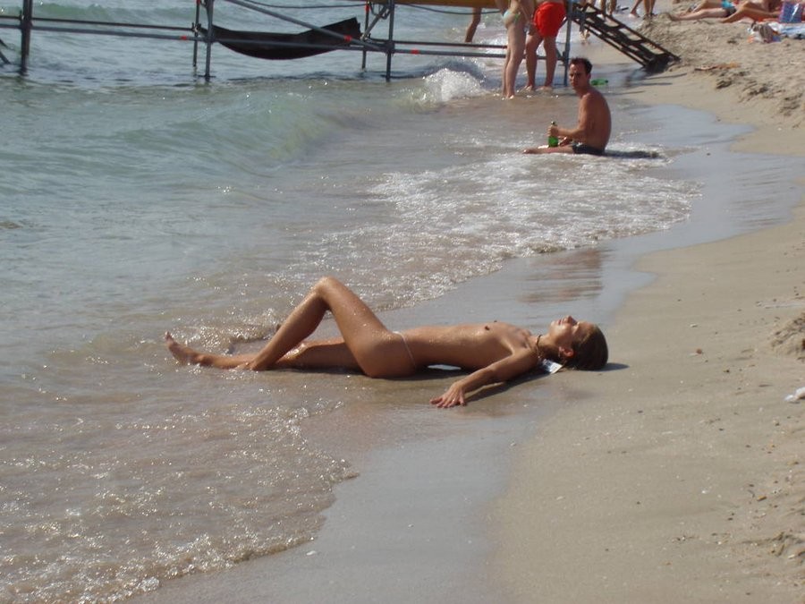 Una hermosa nudista rusa sabe cómo divertirse
 #72256083