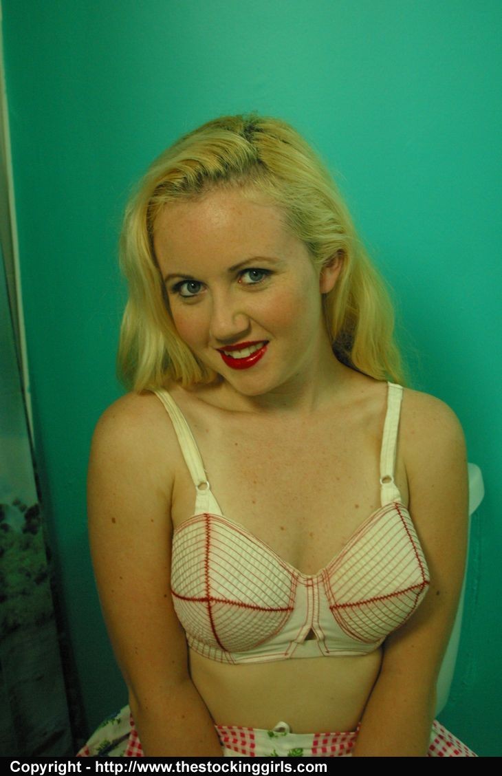 La blonde Emily s'exhibe en bas et en culotte transparente.
 #72439096