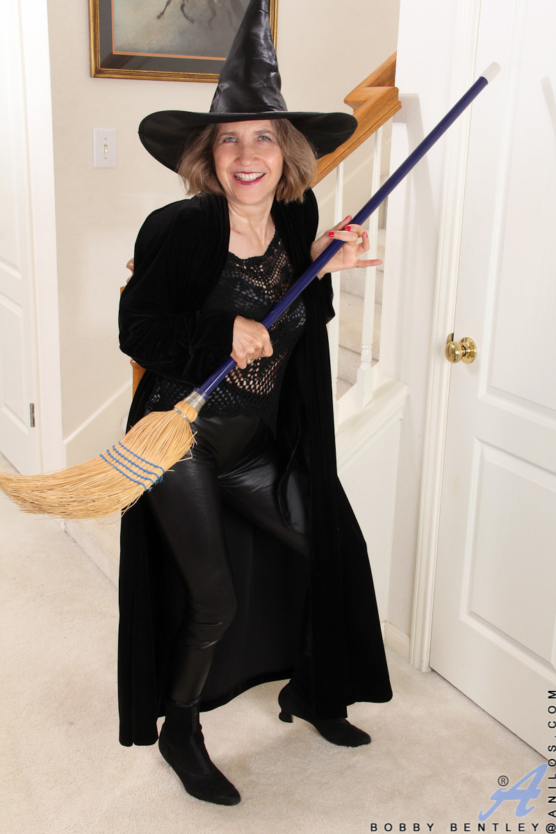 Witchy granny casts a spell to harden your cock
 #77346454