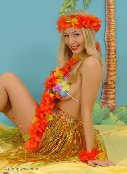 Hayley marie habillée en hula girl sexy
 #73821912