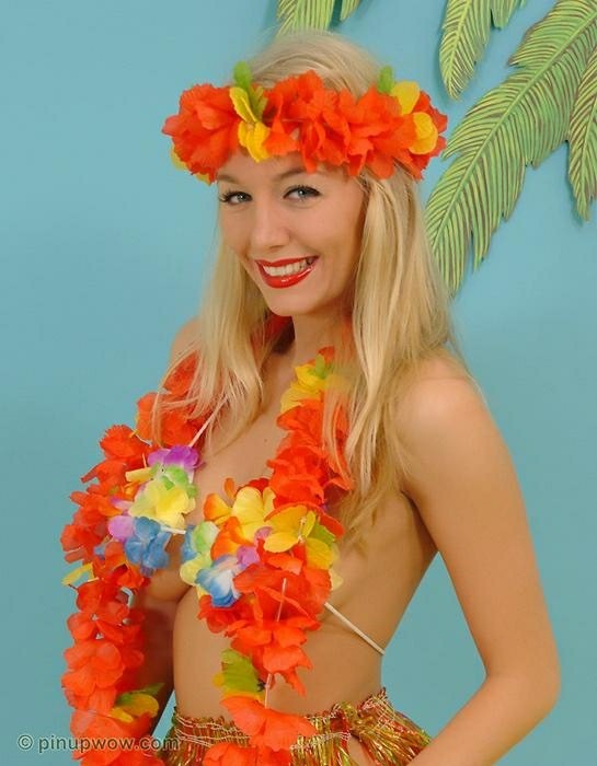 Hayley marie habillée en hula girl sexy
 #73821922