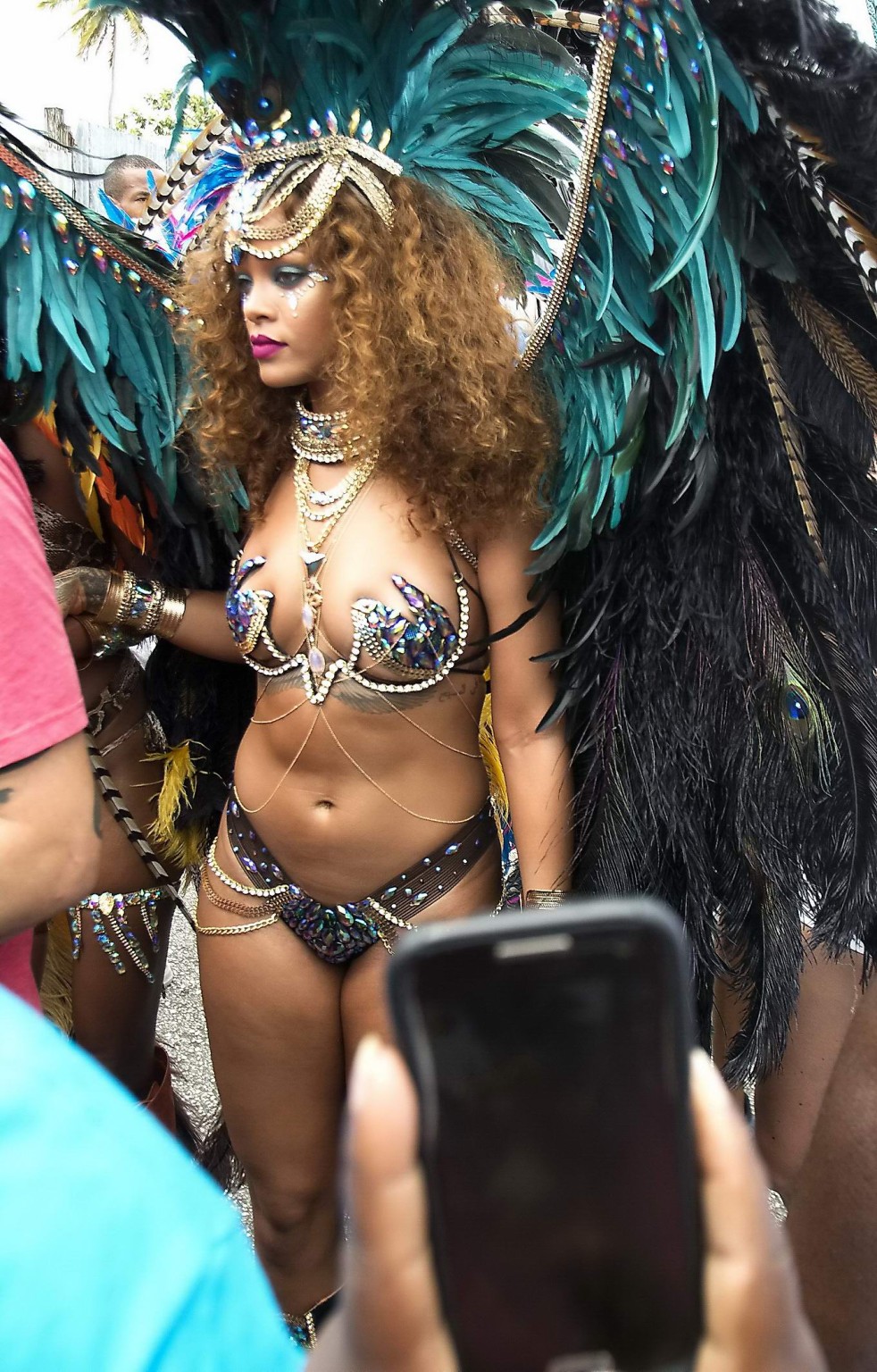 Rihanna con un escaso disfraz de carnaval
 #75156221