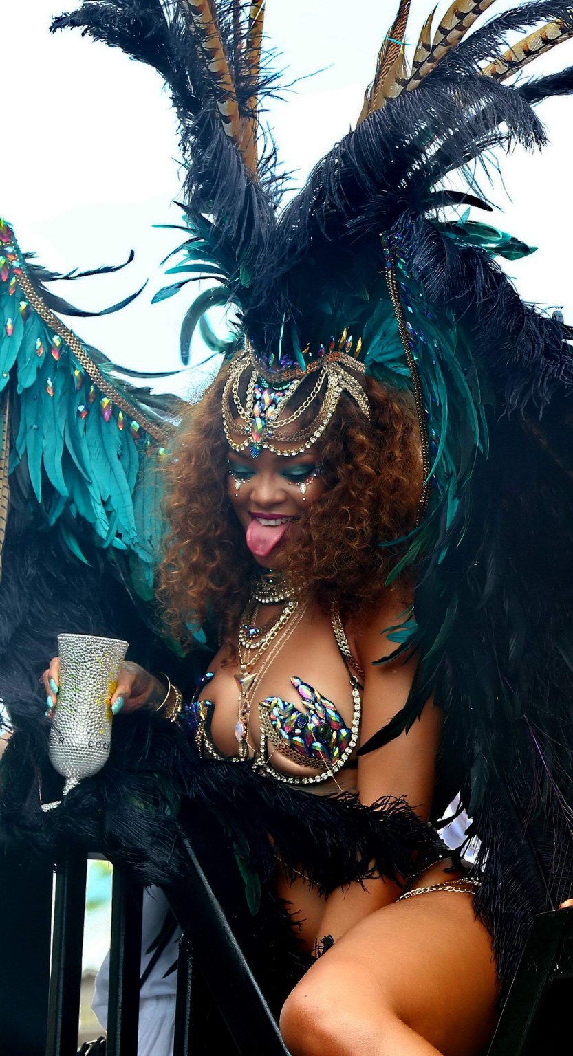 Rihanna con un escaso disfraz de carnaval
 #75156228