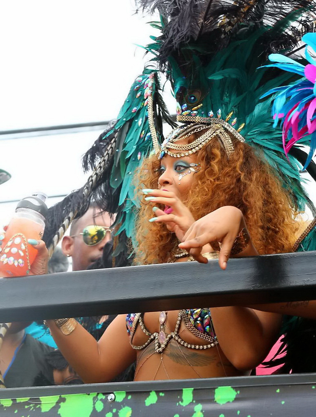 Rihanna con un escaso disfraz de carnaval
 #75156241