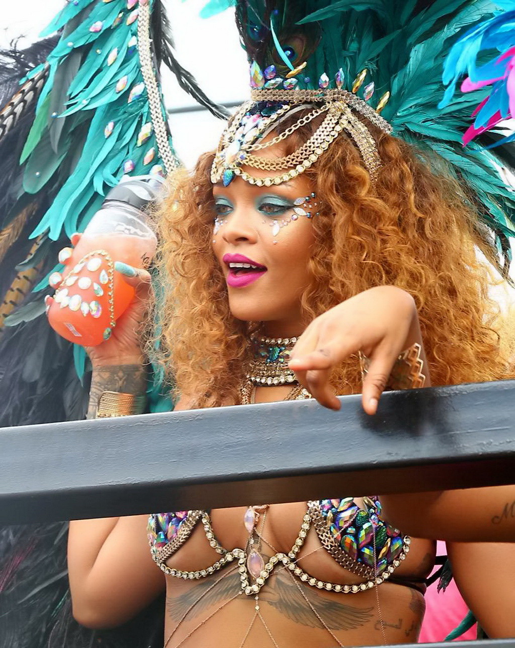 Rihanna con un escaso disfraz de carnaval
 #75156250