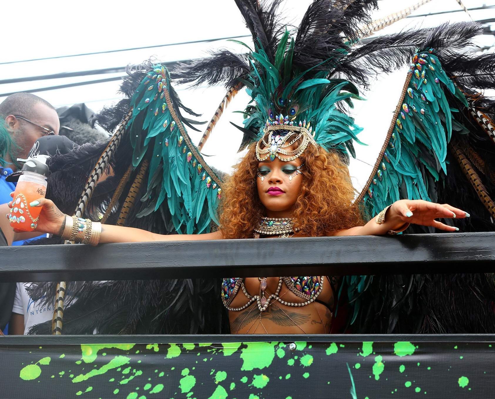 Rihanna con un escaso disfraz de carnaval
 #75156268