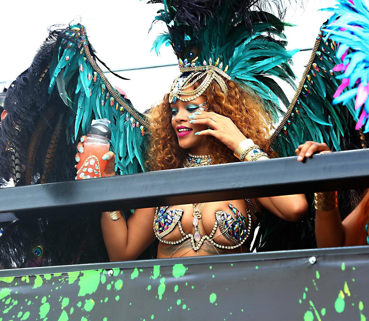 Rihanna con un escaso disfraz de carnaval
 #75156278