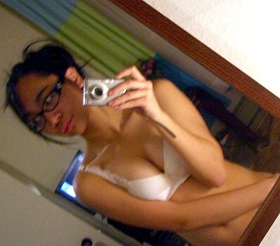 Joven asiática linda con gafas tomando autofotos
 #68461084