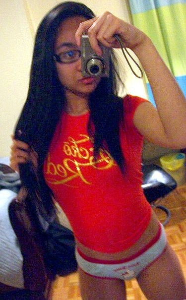 Joven asiática linda con gafas tomando autofotos
 #68461143