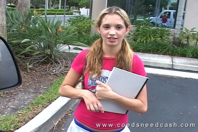 Rubia con cola de cerdo hace banco chupando y follando una gran polla
 #77466250