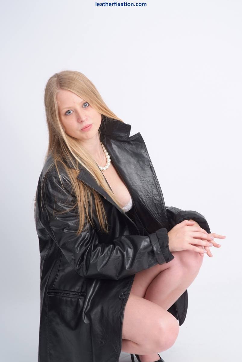 Une écolière blonde sexy s'exhibant dans une veste en cuir
 #72498476