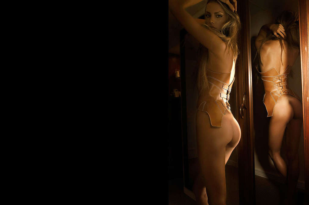 Alessandra ambrosio zeigt ihre schönen Titten und ihren tollen Arsch
 #75358976