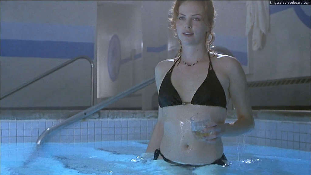 Charlize Theron entblößt ihre schönen Brüste und spreizt die Beine weit im Film
 #75341357