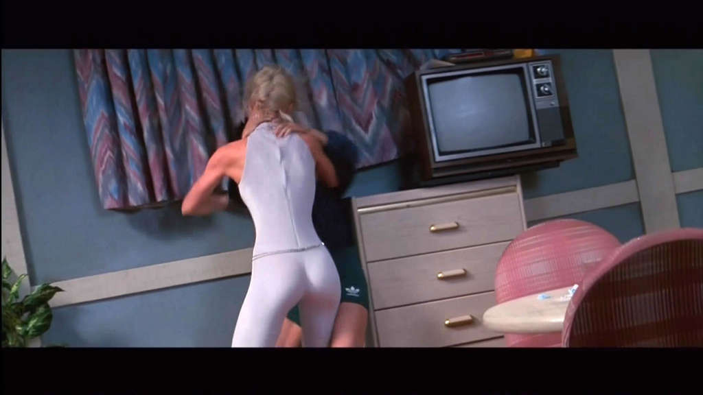 Charlize Theron entblößt ihre schönen Brüste und spreizt die Beine weit im Film
 #75341379