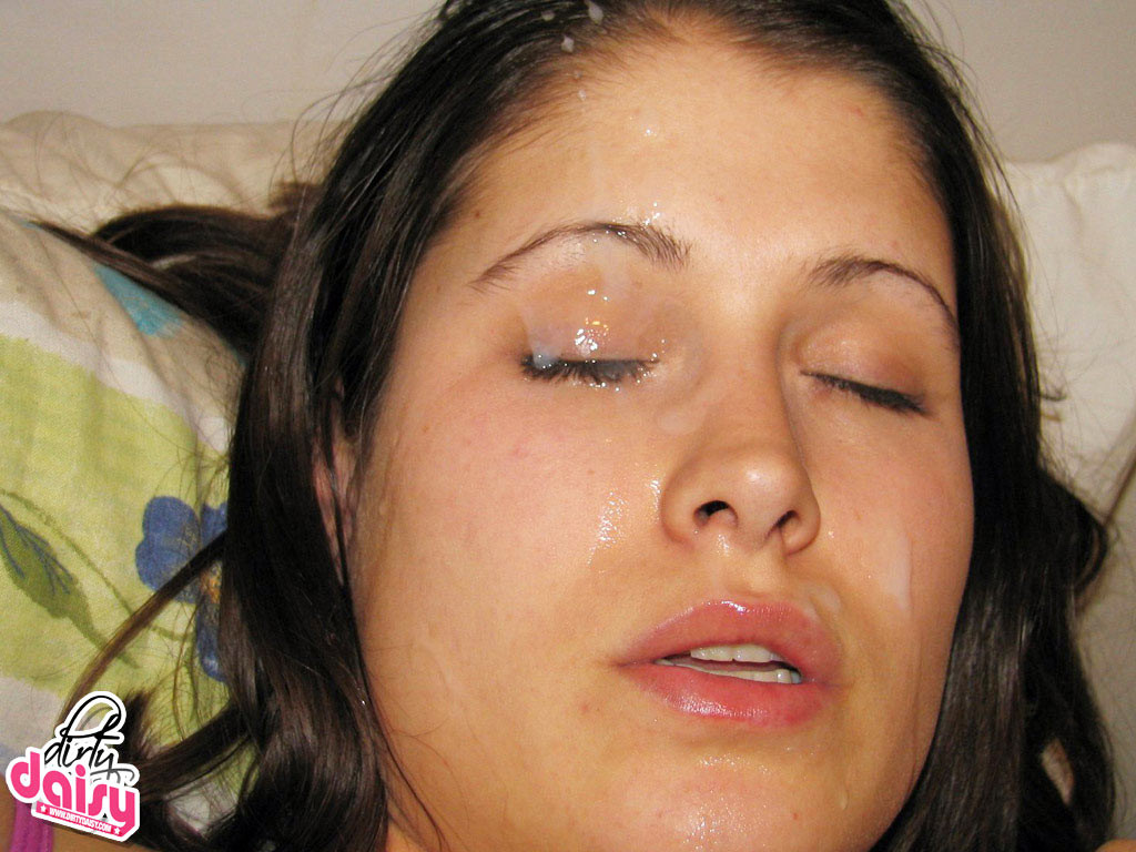 Amateur babe gets a cumshot to the eye #76010687