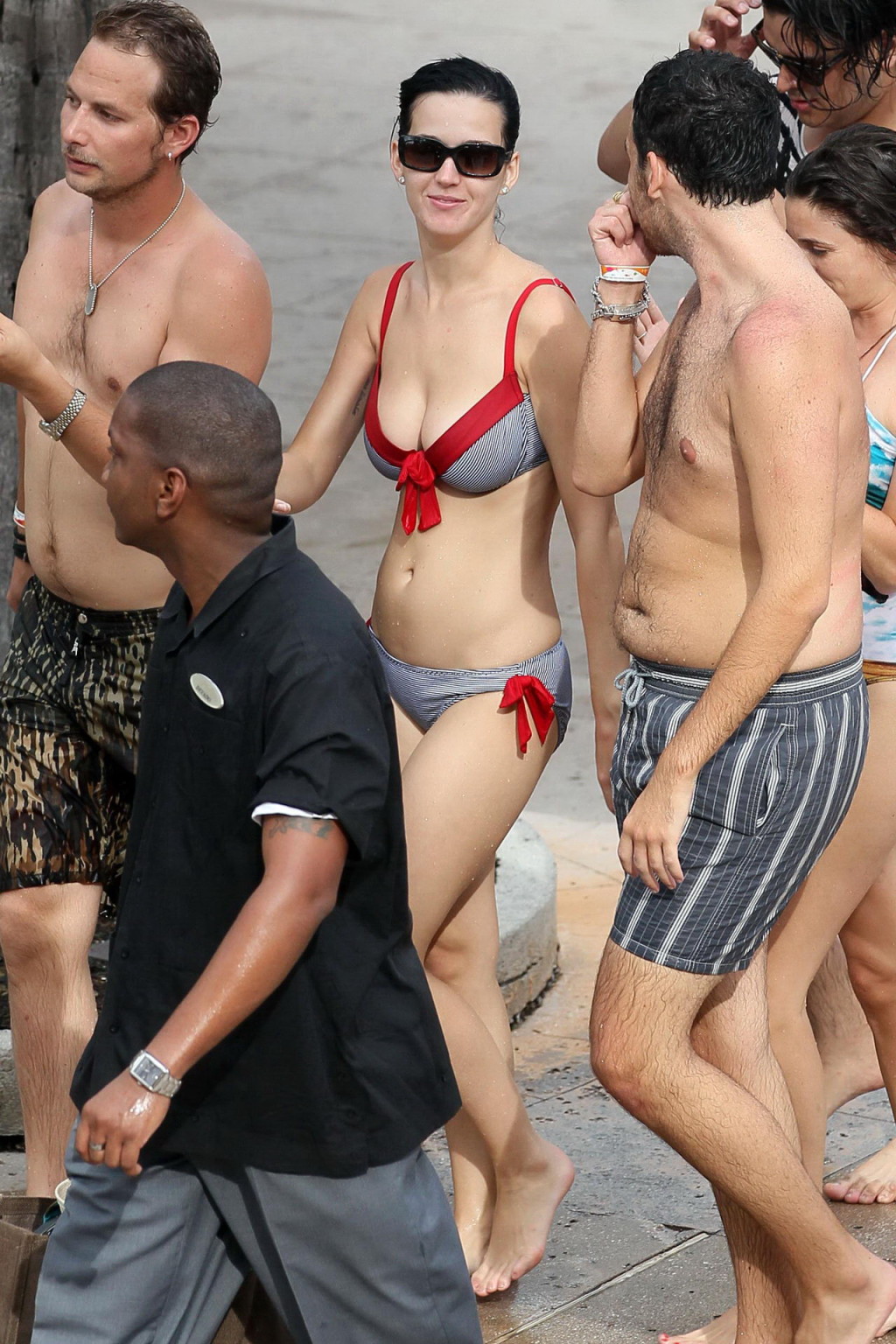 Katy Perry vollbusig im knappen nassen Bikini auf der Paradiesinsel Atlantis
 #75340765