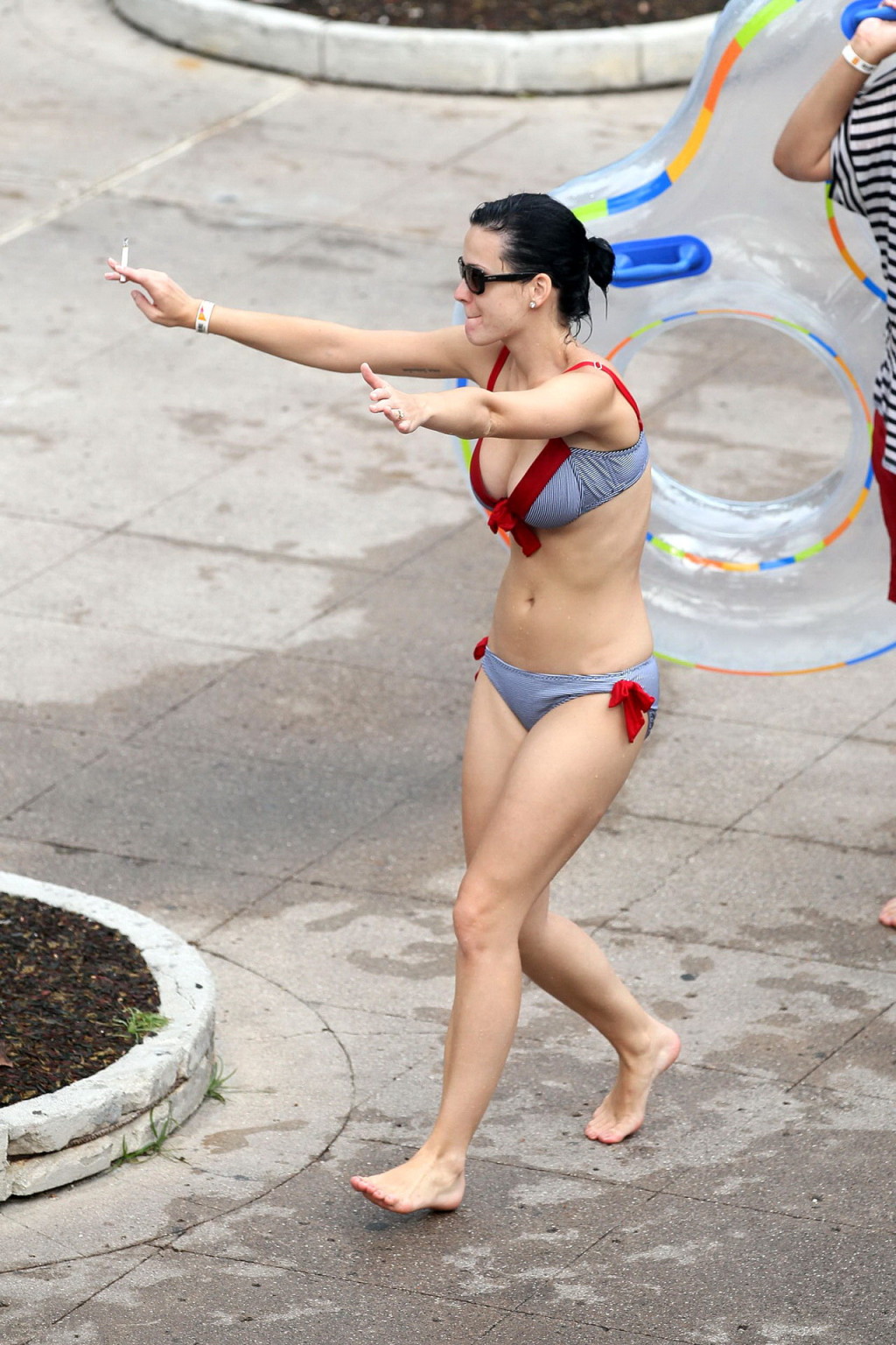 Katy perry tetona luciendo un escaso bikini mojado en atlantis paradise island
 #75340834