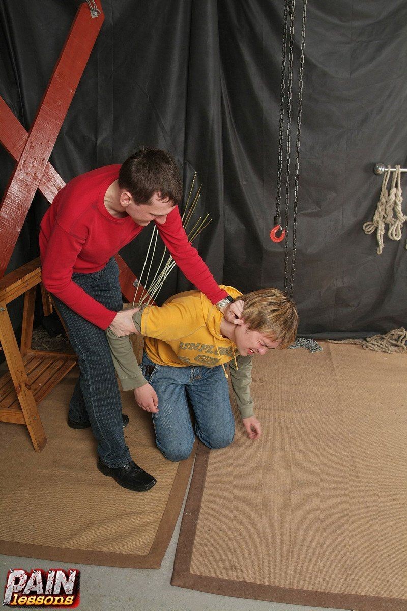 Il cattivo ragazzo riceve una punizione medievale con la betulla
 #76965405