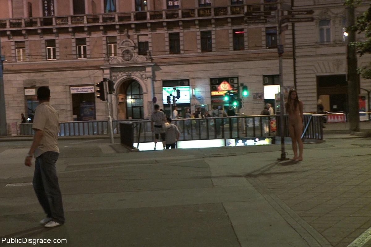 Nena se desnuda, se ata y se folla al aire libre en lugares públicos
 #71988321