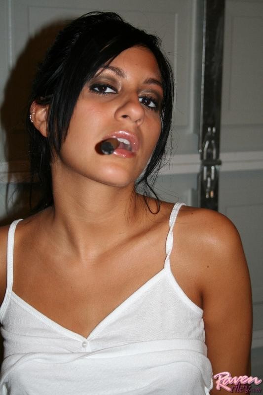 Raven Riley genießt eine Zigarette in der Nacktheit
 #74899709