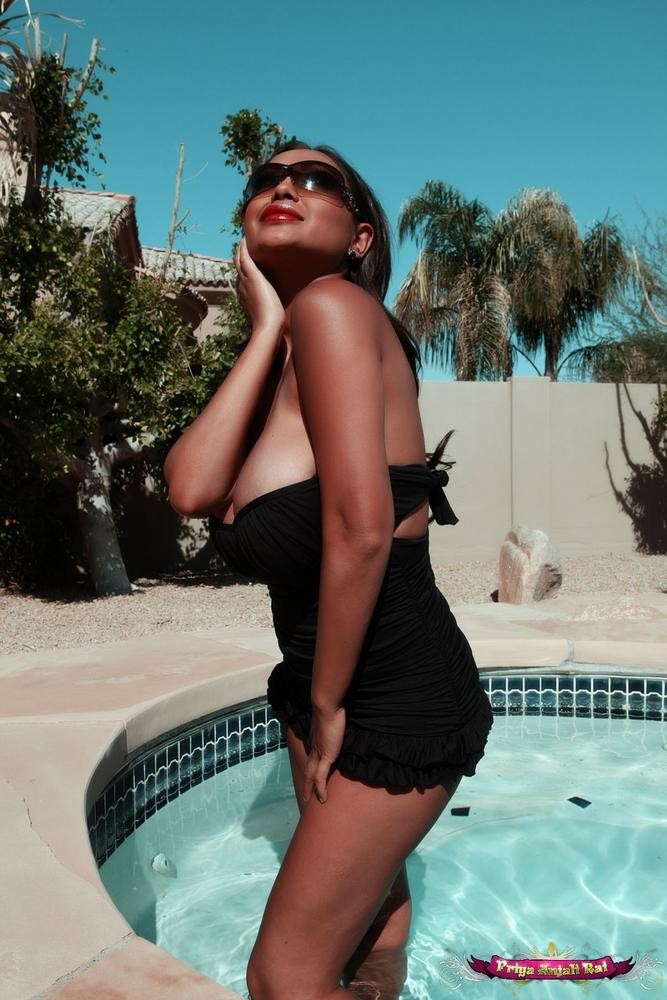 Priya rai enlève son petit maillot de bain noir sexy au bord de la piscine
 #77765737