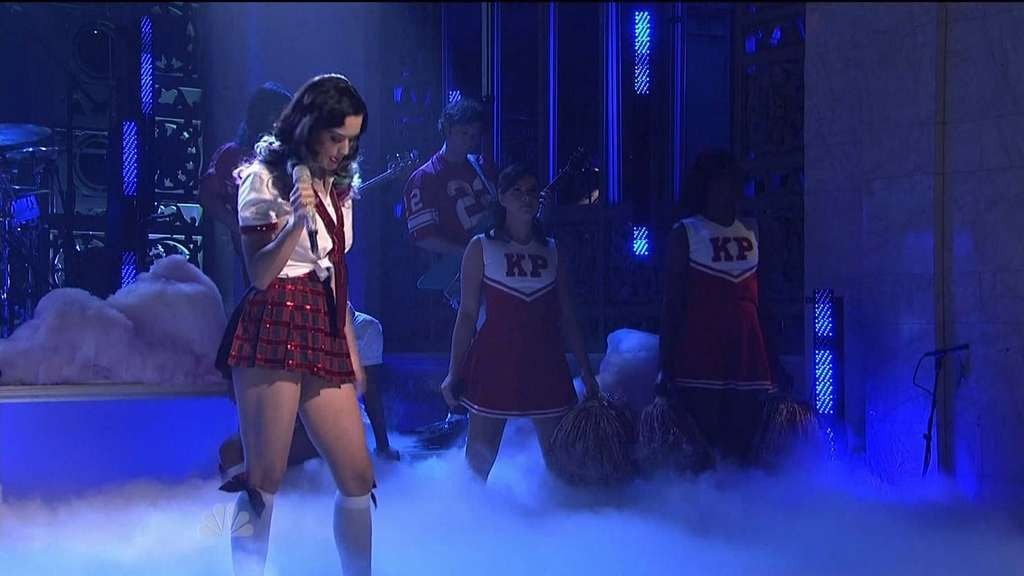 Katy Perry blinkt ihr Höschen auf der Bühne im Schulmädchen-Outfit
 #75330970
