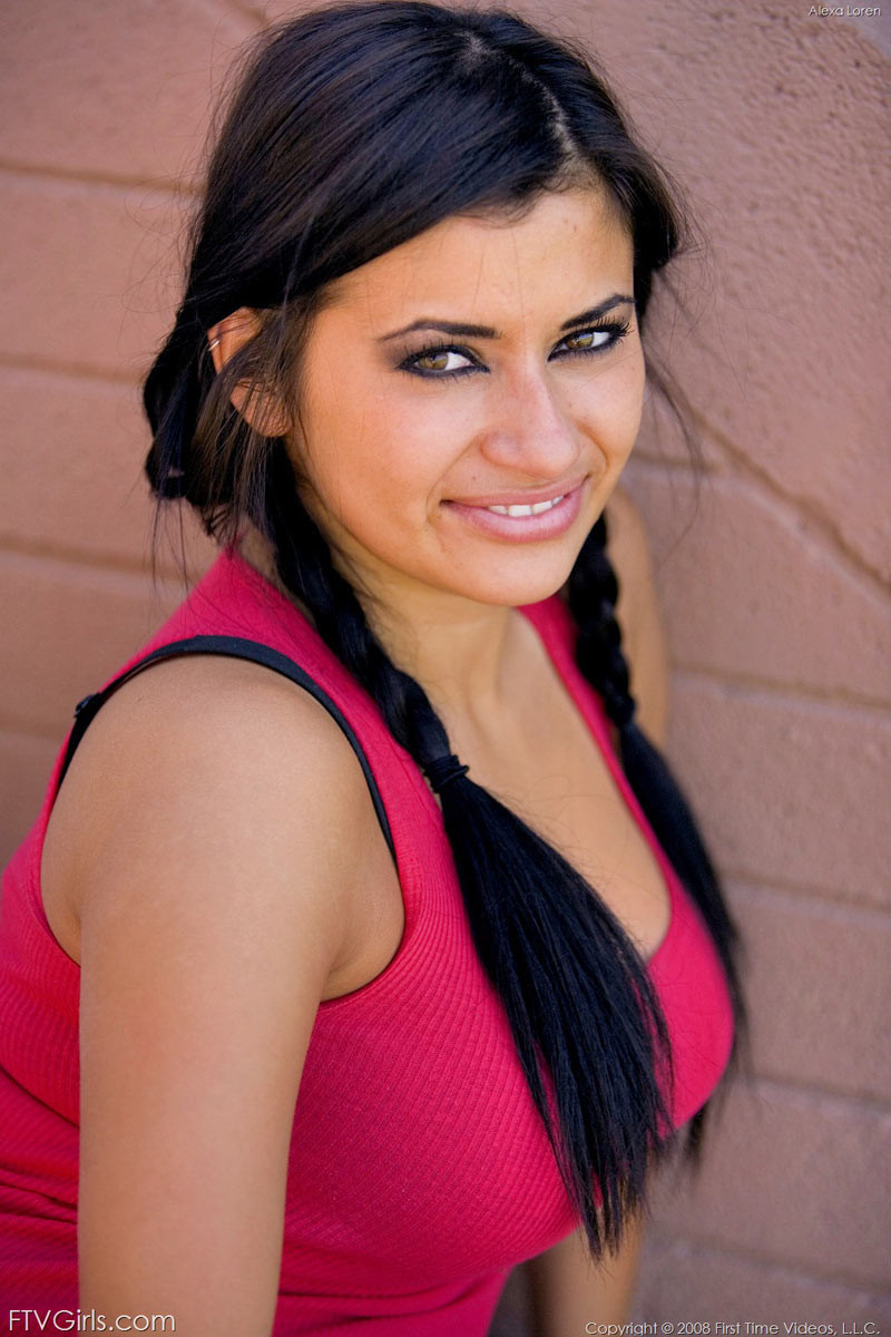 Una joven con cola de cerdo hotties enormes aldabas al aire libre
 #74914077