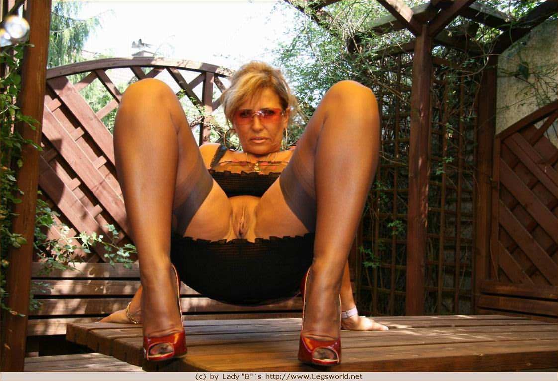 Leggy Amateur Strumpf Dame breitet sich auf Gartentisch
 #78028443