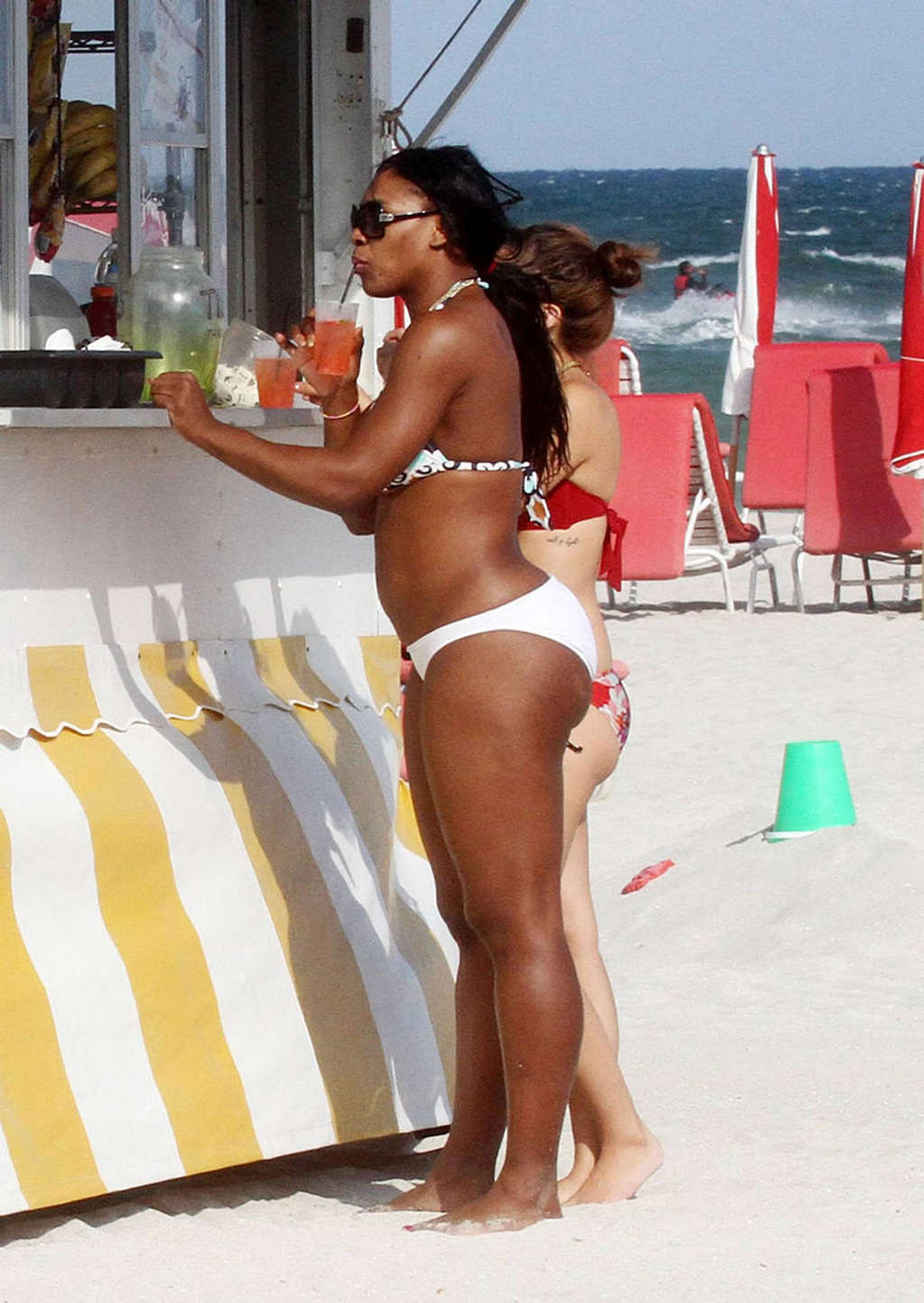 Serena williams montrant son corps sexy et son cul chaud en bikini sur la plage
 #75330713