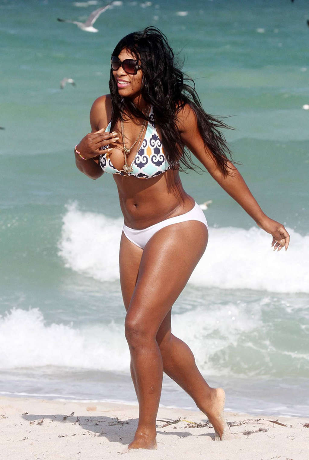 Serena Williams zeigt sexy Körper und heißen Arsch im Bikini am Strand
 #75330740